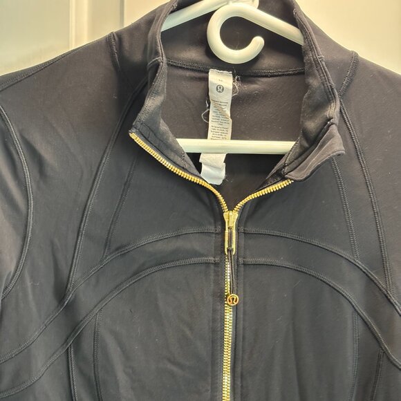 Pre-worn MINT Lululemon Women's Size 10 Black Jacket with Gold Zipper - Picture 4 of 11
